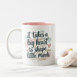 Teacher Coffee Mug – It Takes a Big Heart to Shape Zweifarbige Tasse