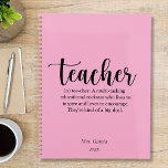 Teacher Definition Monatsplaner Organisator Planer<br><div class="desc">Feiern Sie mit diesem Teacher Definition Monthly Planer Organiser die unglaublichen Multitasking-Helden des Klassenzimmers. Das Cover-Design enthält das Wort "Lehrer" fett, gefolgt von seiner lustigen und herzlichen Definition: "Ein Multitasking-Bildungs-Rockstar, der lebt, um inspirieren und Lieben zu ermutigen. Das ist eine große Sache." Dieser Planer ist nicht nur stylish, er ist...</div>