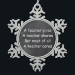 Teacher gibt Shares Chalkboard Design Geschenk Schneeflocken Zinn-Ornament<br><div class="desc">Teacher gibt Shares Cares Teacher Chalkboard Design Teacher Geschenk Idee Weihnachtsbaum Ornament</div>