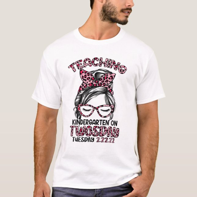Teaching Kindergarten On Twosday Tuesday 2-22-22 M T-Shirt (Vorderseite)