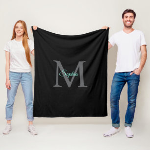 Teal Schriftname, großes graues Monogramm auf Schw Fleecedecke