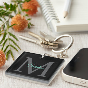 Teal Schriftname, großes graues Monogramm auf Schw Schlüsselanhänger