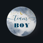Team Boy Gender Reveal Wasserfarbenwolken Twinkle Button<br><div class="desc">Zeigen Sie Ihre Meinung mit diesem Team Boy Button! Dieses Design zeichnet sich durch eine schöne Aquarellwolke in marineblau mit goldenen glitzernden Sternen aus.</div>