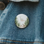 Team Boy von Forest Woodland Animals Gender Reveal Button<br><div class="desc">Die Einführung unserer Waldtiere Geschlecht offenbaren Team Junge Knopf - perfekt für eine niedliche und skurrile Feier! Mit einem modernen Wasserfarbenwald-Thema mit bezaubernden Geschöpfen wie Fuchs, Braunbär, Hase und Hirsch ist es ideal für eine geschlechtsneutrale Dusche. Dieses böhmische Design Set eine süße und schlichte Szene mit seiner natürlichen Landschaft von...</div>