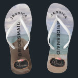 Team-Braut der Flip Flops<br><div class="desc">Kundengebundene, schöne Strandhochzeit drehen Reinfallsandelholze um, die Hintergrund Foto des Strandes der karibischen Insel ist. Links Sandelholz hat Nahaufnahme von Tritonshorn Seashell mit Türkiswasser und -himmel im Hintergrund. Rechter Zapfen drehen Reinfall hat sandigen Strand mit den Wellen um, die oben auf ihm und dem bewölkten Himmel oben sich waschen. Imitattafelentwurf...</div>