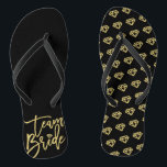 Team-Braut-Diamant-Brautparty-Hochzeit drehen Flip Flops<br><div class="desc">Entworfen durch fat*fa*tin. Einfach,  mit Ihrem eigenen Text,  Foto oder Bild besonders anzufertigen. Für kundenspezifische Anträge treten Sie bitte mit fat*fa*tin direkt in Verbindung. Kundenspezifische Gebühren treffen zu.

www.zazzle.com/fat_fa_tin
www.zazzle.com/color_therapy
www.zazzle.com/fatfatin_blue_knot
www.zazzle.com/fatfatin_red_knot
www.zazzle.com/fatfatin_mini_me
www.zazzle.com/fatfatin_box
www.zazzle.com/fatfatin_design
www.zazzle.com/fatfatin_ink</div>