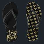 Team-Braut-Diamant-Brautparty-Hochzeit drehen Flip Flops<br><div class="desc">Entworfen durch fat*fa*tin. Einfach,  mit Ihrem eigenen Text,  Foto oder Bild besonders anzufertigen. Für kundenspezifische Anträge treten Sie bitte mit fat*fa*tin direkt in Verbindung. Kundenspezifische Gebühren treffen zu.

www.zazzle.com/fat_fa_tin
www.zazzle.com/color_therapy
www.zazzle.com/fatfatin_blue_knot
www.zazzle.com/fatfatin_red_knot
www.zazzle.com/fatfatin_mini_me
www.zazzle.com/fatfatin_box
www.zazzle.com/fatfatin_design
www.zazzle.com/fatfatin_ink</div>