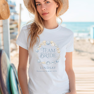 Team Braut! Elegante Braut am Strand mit Muscheln T-Shirt
