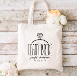 Team Bride Bachelorette Tragetasche<br><div class="desc">Tasche der Mannschaft mit einer Abbildung eines Diamantrings. Personalisieren Sie mit dem Namen der Braut in einem hübschen Kalligraphieskript.</div>