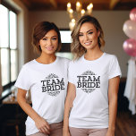 Team Bride Bachelorette Wedding Party Bridesmaid T-Shirt<br><div class="desc">Das niedliche trendige Typografie-Design lautet "Team Bride" mit extravagantem Scrollrahmen. Perfektes Geschenk für Braut,  Brautjungfrauen und Hochzeitsfeier,  um sich an Ihrem Hochzeitstag vorzubereiten! Verwenden Sie die Designtools,  um das Design zu personalisieren oder wählen Sie einen anderen T - Shirt oder Sweatshirt Stil oder Farbe.</div>