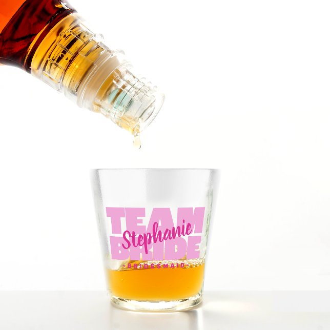 Team Bride Brautparty Name Bridesmaid Pink Gefalle Schnapsglas (Team Bride Bridal Party Name Bridesmaid Pink Favor Shot Glass)