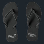 Team Bride Bridesmaid Brautparty Flip Flops<br><div class="desc">Personalisieren Sie den benutzerdefinierten Text oben. Weitere Koordinierungsaufgaben finden Sie in unserer Kollektion "For Team Bride".</div>