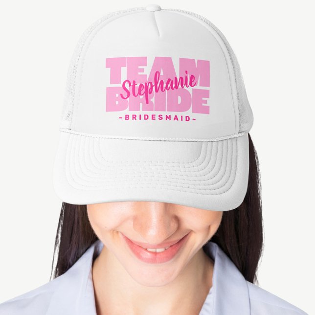 Team Bride Bridesmaid Wedding Party Retro Rosa Truckerkappe (Von Creator hochgeladen)