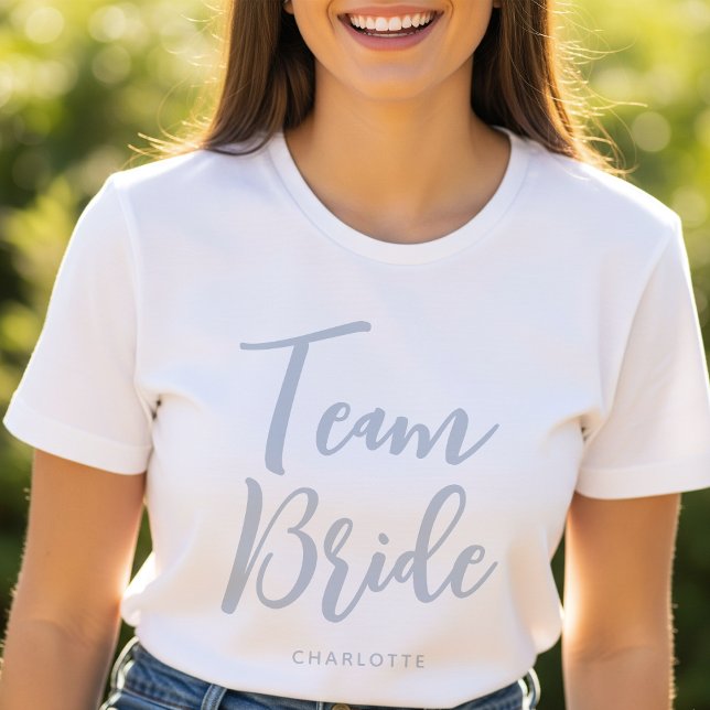 Team Bride Individuelle Name Wedding Dusty Blue T-Shirt (Von Creator hochgeladen)