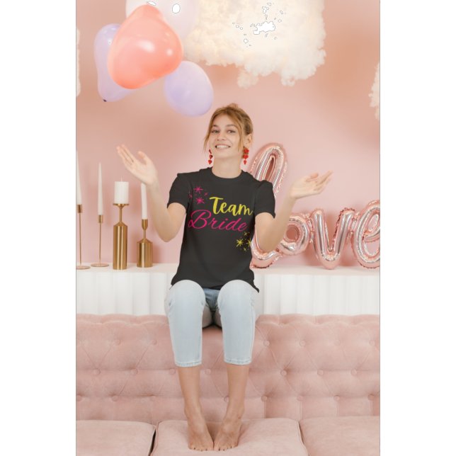 Team Bride Pink und Yellow Bride Bachelorette T-Shirt (Von Creator hochgeladen)