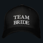 Team Bride Schwarz-Weiß elegante Typografie Bestickte Baseballkappe<br><div class="desc">Team Bride schwarz-weiß elegante Typografie Bräute bestickt Baseball Cap. Erhältlich in vielen Farben und Stilvarianten.</div>