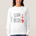 Team Bride Sweatshirt<br><div class="desc">Phantastisches Design mit dem Zitat "Team Bride" und drei roten Herzen. Tolle und lustige Outfit-Idee für einen Junggeselinnen-Abschied oder für die Hochzeitsfeier.</div>