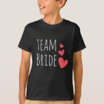 Team Bride T-Shirt<br><div class="desc">Phantastisches Design mit dem Zitat "Team Bride" und drei roten Herzen. Tolle und lustige Outfit-Idee für einen Junggeselinnen-Abschied oder für die Hochzeitsfeier.</div>