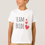 Team Bride T-Shirt<br><div class="desc">Phantastisches Design mit dem Zitat "Team Bride" und drei roten Herzen. Tolle und lustige Outfit-Idee für einen Junggeselinnen-Abschied oder für die Hochzeitsfeier.</div>