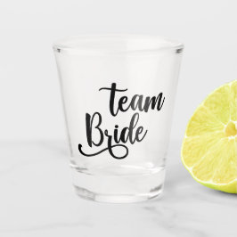 Team Bride Typografie mit Herzen Hochzeit Schnapsglas