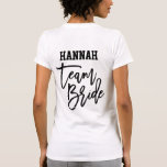Team Bride Zitat Mutter der Bride Monogram T-Shirt<br><div class="desc">Seien Sie ein geeinter Front für Ihre Hochzeitsfeiern, vom Brautparty bis zum Junggeselinnen-Abschied und vieles mehr. Diese Shirts zeigen Ihre Liebe und Unterstützung für die zukünftige Braut. Dieses Design zeichnet sich durch eine benutzerdefinierte bürstenförmige, kursive Typografie aus, mit dem Zitat "Team Bride", einem Monogramm-Namen und "Mutter der Braut" vorne. Dies...</div>
