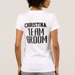 Team Bride Zitat Mutter der Groom Monogram T-Shirt<br><div class="desc">Seien Sie ein geeinter Front für Ihre Hochzeitsfeiern, von der Verlobungsfeier bis zu Ihrer Junggesellen-Party und vieles mehr. Diese Shirts zeigen Ihre Liebe und Unterstützung für den Groom-to-be. Dieses Design zeigt eine benutzerdefinierte fett formatierte Serif-Schriftart-Typografie mit dem Zitat "Team Groom", zusammen mit einem Monogramm-Namen und "Mutter des Bräutigams" vorne. Das...</div>