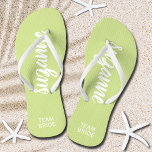 Team Bridge Limone und Personalisierte Flip Flops<br><div class="desc">Grün und Weiß - oder eine beliebige Farbe - kippen Flops personalisiert mit Ihrem Namen und "Teambride" oder einer beliebigen Formulierung, die Sie wählen. Großartige Brautjungfrau, Junggeselinnen-Abschied, Flachschuhe für den Hochzeitsempfang oder ein lustiges Brautparty Gunst. Ändern Sie auch die Farbriemen und das Fußbett! Mehr Farben für Sie in unserem Geschäft...</div>