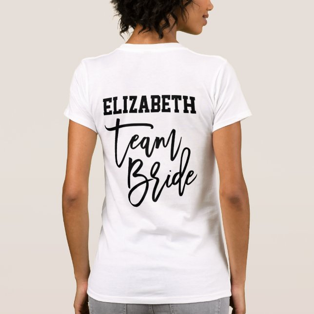 Team Bridge Zitat Black Simple Bridesmaid Monogram T-Shirt (Rückseite)