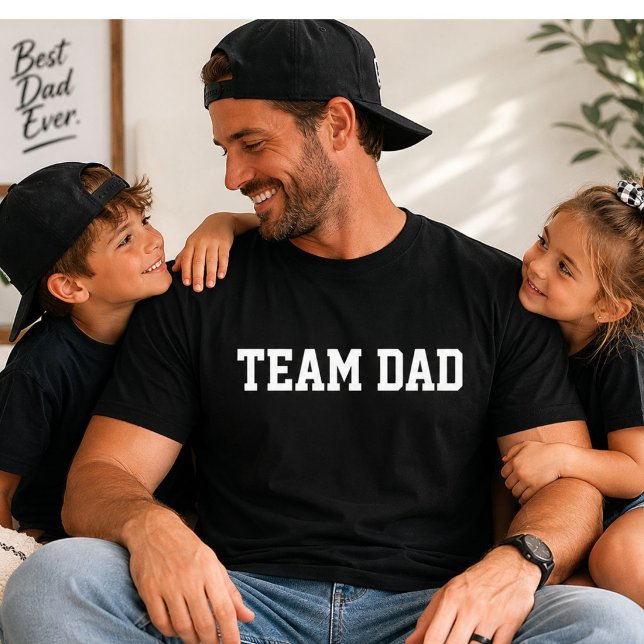Team Dad Varsity Lustiger Vatertag Geschenk  T-Shirt (Von Creator hochgeladen)