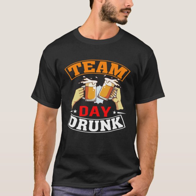 Team Day Drunk Beer Garage Day Drinker T-Shirt (Vorderseite)
