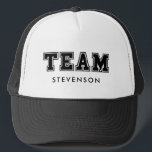 Team für benutzerdefinierte Familie Truckerkappe<br><div class="desc">Erstellen Sie mit Ihrem Nachnamen Ihr inspiriertes Sportteam. Eine lustige Idee für ein Geschenk oder ein Wiedersehen-Outfit für die ganze Familie. Sie können die Größe und Farbe des Textes leicht ändern.</div>