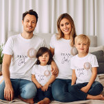 Team Girl Pink Balloon Gender Reveal Familie T-Shirt<br><div class="desc">Entdecken Sie die Überraschung: Genießen Sie die Babydusche mit Pink und Blue Balloon und laden Sie ein und entdecken Sie die Kollektion von Dekor. Die zauberhaften Einladungen, die Beschilderung und die Dekoration des Set sind mit skurrilen Schriftart und zarten Goldflecken geschmückt und bieten die Bühne für ein zauberhaftes Fest. Lass,...</div>