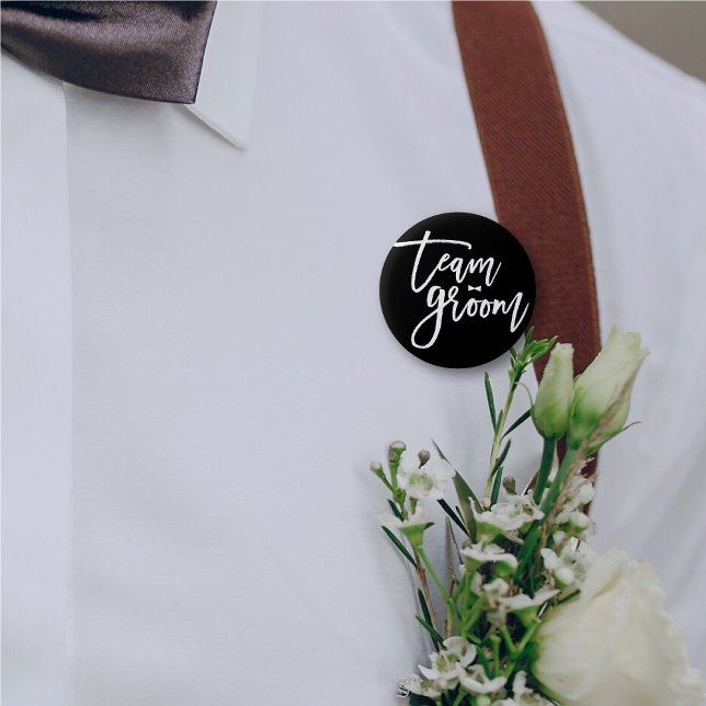 Team Groom Brush Script Bow Krawatte Chic Wedding  Button ('Team Groom' Bow Tie Brush Script Calligraphy Wedding Rehearsal Pin Button @ fatfatin_blue_knot)