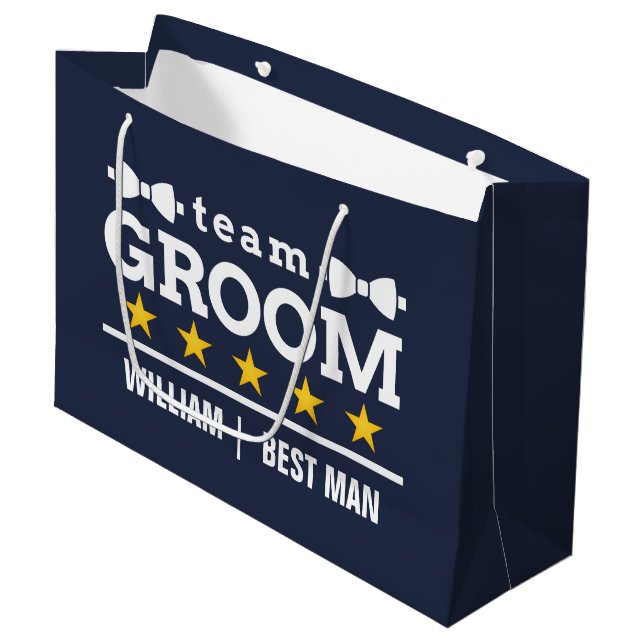Team Groom | TRAUZEUGE | Bachelor | Navy Blue Große Geschenktüte (Vorderseite Schrägansicht)