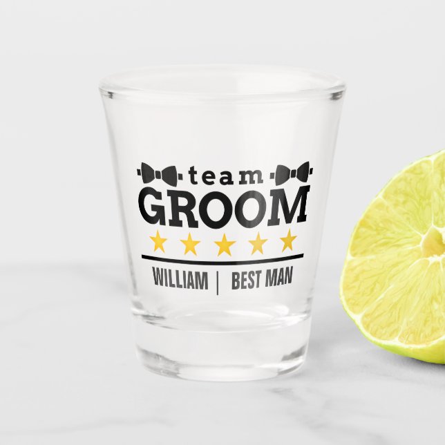 Team Groom | TRAUZEUGE | Bachelor | SCHWARZ-WEISS Schnapsglas (Vorderseite)