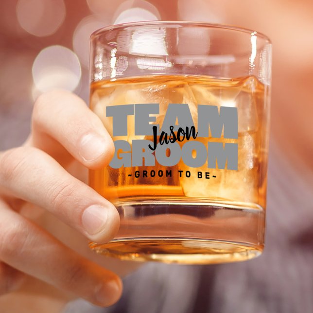Team Groom zu sein Hochzeitname Schwarz Graue Ange Whiskyglas (Team Groom To Be Wedding Name Black Gray Custom Whiskey Glass)