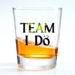 Team I Do Jamaican Flag Wedding Junggeselinnen-Abs Schnapsglas<br><div class="desc">Jamaikanische Flagge "Team I Do" Brillen für eine Hochzeitsveranstaltung in Jamaika oder einen jamaikanischen Bachelor / Junggeselinnen-Abschied. Ideal für eine Hochzeitsfeier.</div>