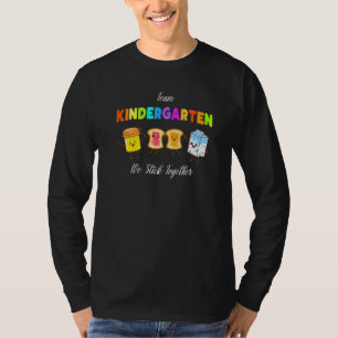 Team Kindergarten Wir kleben zusammen Erdnussbutte T-Shirt