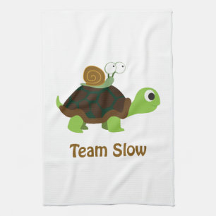 Team-langsame niedliche Cartoon-Schildkröte und Geschirrtuch