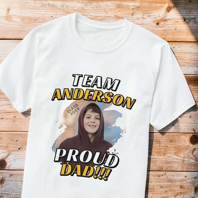 Team [Last Name] Proud Dad Graduation Photo T-Shirt (Von Creator hochgeladen)