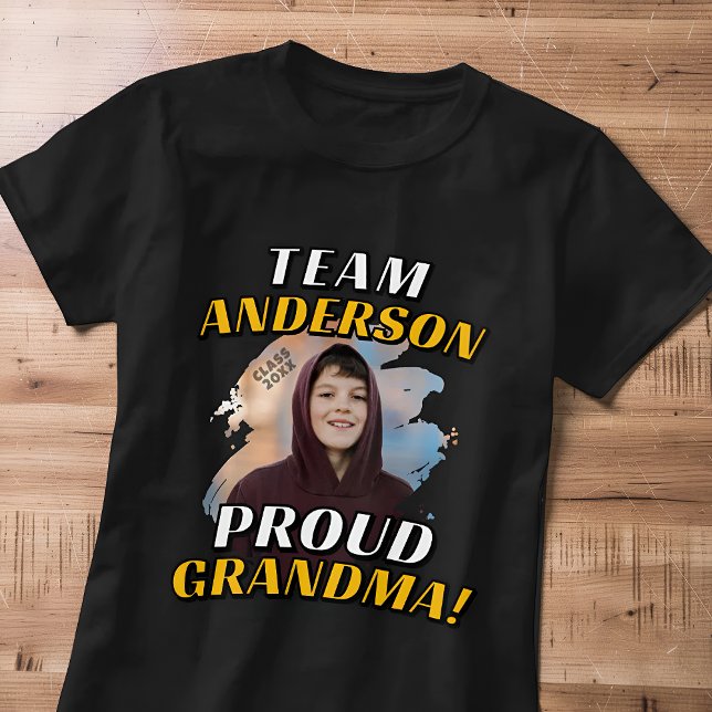Team [Last Name] Proud Grandma Graduation Photo T-Shirt (Von Creator hochgeladen)