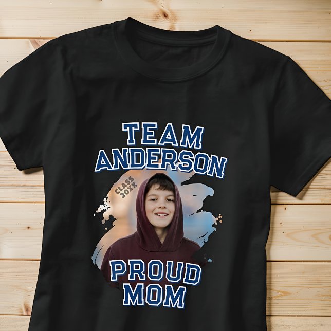 Team [Last Name] Proud Mom Graduation Photo T-Shirt (Von Creator hochgeladen)