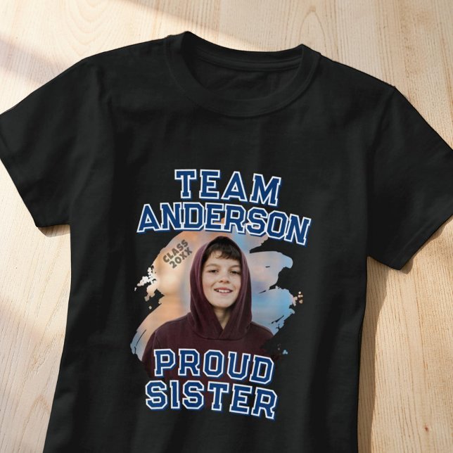 Team [Last Name] Proud Sister Graduation Photo T-Shirt (Von Creator hochgeladen)