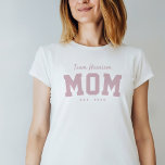 Team Mom niedlich personalisiert pink T-Shirt<br><div class="desc">Dieses Team-Mama-Shirt wurde für die Abstimmung mit der Lea Delaveris Design Babydusche-Kollektion konzipiert und eignet sich hervorragend für eine junge Mutter oder Mutter, die es sein möchte. Dieses sportliche T - Shirt-Design, das sich auch hervorragend an die Babydusche anpasst, ist mit einem "Teamnamen" in rosa Schrift, einer kühlen "Mutter" und...</div>