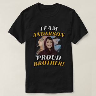 Team [Nachname] Stolzer Bruder Abschlussfoto T-Shirt