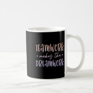 Teamarbeit lässt den Traum Wirklichkeit werden Mit Kaffeetasse