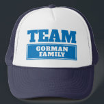 Teamblau personalisierter Teamname oder Familienna Truckerkappe<br><div class="desc">Typografisches Grafikteam Event in blau. Reads: Team und dann personalisieren Sie mit Ihrem Teamnamen. Perfekt für blauen Teamevent,  familiäre Ansammlung,  sportliche Events,  Teamevents und vieles mehr. Das Gebäude ist perfekt für alle,  die sich für eine Familie interessieren. Weitere Farben sind ebenfalls verfügbar. Design: www.mylittleeden.com</div>