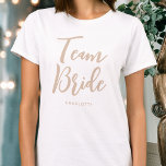 Teambride Wedding Personalisiert Beige White T-Shirt<br><div class="desc">Feiern Sie mit diesem personalisierten T - Shirt Ihre Braut! Die Wörter 'Team Bride' sind in einem trendigen Script-Schriftart geschrieben und unten können Sie einen individuelle Name, ein Hochzeitdatum, einen Ort oder einen anderen Text hinzufügen. Ein schönes Geschenk für einen Junggeselinnen-Abschied, Polterabend oder Feiertag Wochenende! Farben: natürliches Beige und Weiß....</div>