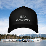 Teamname Bestickte Baseballkappe<br><div class="desc">Team bestickt Baseball Cap mit dem Namen von Stadt,  Stadt,  Land oder irgendein Wort. Diese Baseballkappe ist schwarz mit weißer Stickerei dargestellt. Zum Personalisieren einfach den Stadtnamen oder ein anderes Wort in unsere einfache Vorlage einfügen,  das Wort Vancouver ersetzen. Zusätzliche Farben sind verfügbar.</div>