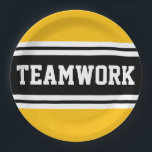 TEAMWORK Fun Bright Yellow Black Racing Streifen Pappteller<br><div class="desc">Dieses sportliche,  sportliche Design zeichnet sich durch feinen TEAMWORK-Text in einem farbig hervorgehobenen,  breiten schwarzen Streifen mit zwei weißen Rennstreifen gegen hellgelbe äußere Streifen aus. Der Text in diesem Design kann personalisiert sein.</div>